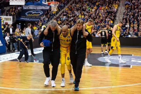 Basketball Berlin 02.02.2019 easyCredit-BBL 1. Bundesliga Saison 2018 2019 Alba Berlin - medi Bayreuth Stefan Peno (ALBA Berlin, No.44) Verletzt sich am Knie