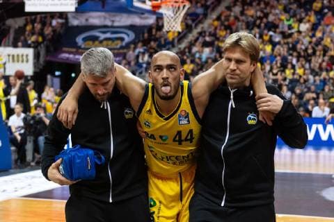 Basketball Berlin 02.02.2019 easyCredit-BBL 1. Bundesliga Saison 2018 2019 Alba Berlin - medi Bayreuth Stefan Peno (ALBA Berlin, No.44) Verletzt sich am Knie