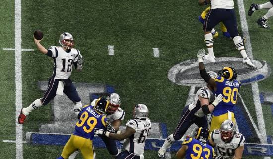 (190205) -- BEIJING, Feb. 5, 2019 (Xinhua) -- New England Patriots Tom Brady (1st L) hands off the ball during the NFL American Football Herren USA Super Bowl LIII football game between New England Patriots and Los Angeles Rams in Atlanta, the United States, Feb. 3, 2014. New England Patriots won 13-3. (Xinhua) XINHUA PHOTOS OF THE DAY 