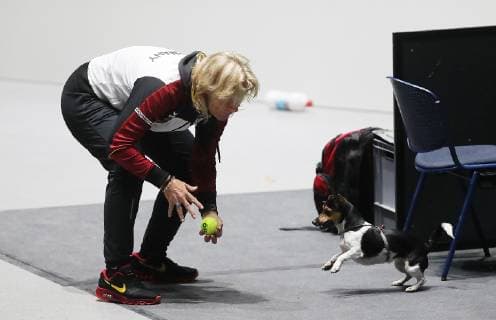 Barbara Rittner spielt mit ihrem Hund waehrend des Trainings