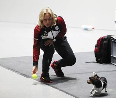 Barbara Rittner spielt mit ihrem Hund waehrend des Trainings