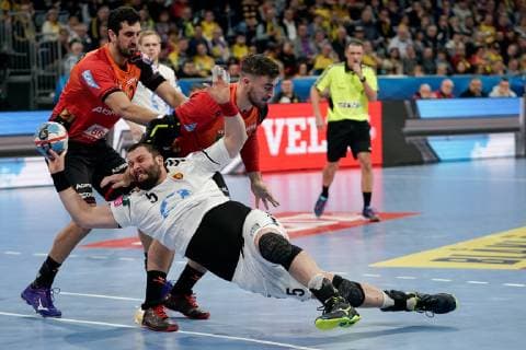 v.li.: Ilija Abutovic (RNL, 20), Jannik Kohlbacher (RNL, 80), Stojanche Stoilov (Skopje, 5), Zweikampf, Spielszene, Duell, duel, tackle, tackling, Dynamik, Action, Aktion, Handball, Champions League, Rhein-Neckar Löwen - RK Vardar Skopje,