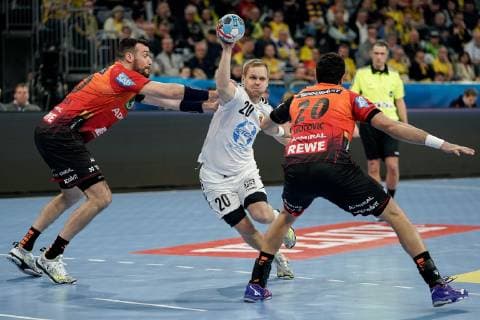 v.li.: Gedeon Guardiola (RNL, 30), Stas Skube (Skopje, 20), Ilija Abutovic (RNL, 20), Zweikampf, Spielszene, Duell, duel, tackle, tackling, Dynamik, Action, Aktion, Handball, Champions League, Rhein-Neckar Löwen - RK Vardar Skopje,