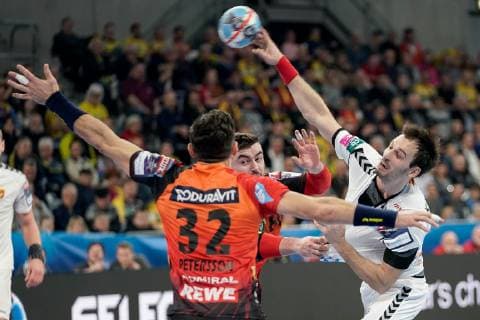 v.li.: Alexander Petersson (RNL, 32), Jannik Kohlbacher (RNL, 80), Igor Karacic (Skopje, 18), Aktion, Action, Spielszene, Handball, Champions League, Rhein-Neckar Löwen - RK Vardar Skopje,