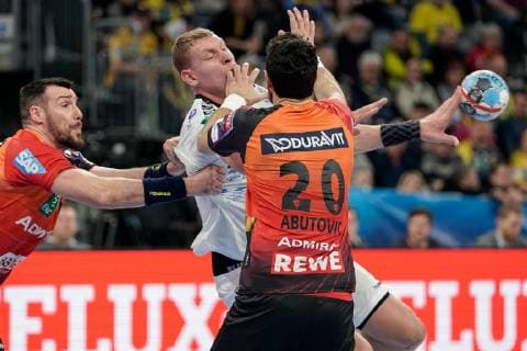 v.li.: Gedeon Guardiola (RNL, 30), Dainis Kristopans (Skopje, 10), Ilija Abutovic (RNL, 20), Zweikampf, Spielszene, Duell, duel, tackle, tackling, Dynamik, Action, Aktion, Handball, Champions League, Rhein-Neckar Löwen - RK Vardar Skopje,