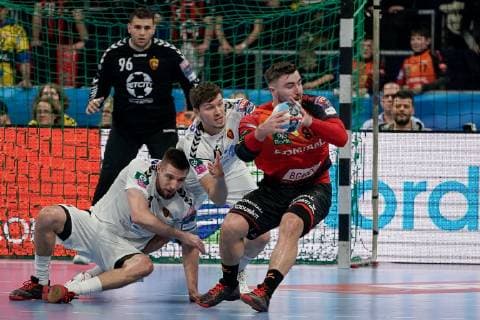v.li.: Gleb Kalarash (Skopje, 21), Christian Dissinger (Skopje, 15), Jannik Kohlbacher (RNL, 80), Zweikampf, Spielszene, Duell, duel, tackle, tackling, Dynamik, Action, Aktion, Handball, Champions League, Rhein-Neckar Löwen - RK Vardar Skopje,