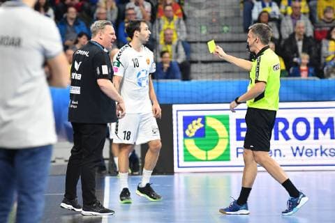 Rhein Neckar Loewen - HC Vardar Skopje Rhein Neckar Loewe Trainer Nikolaj Jacobsen bekommt die gelbe Karte gezeigt beim Spiel in der Champions League, Rhein Neckar Loewen - HC Vardar Skopje. Mannheim. 06.02.19 Handball Champions League Group Phase , Mannheim Baden Wuerttemberg Deutschland SAP Arena