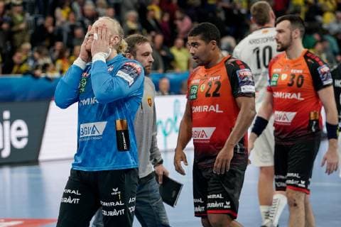 v.li.: Mikael Alf Appelgren (Torwart, RNL, 1), Mads Mensah Larsen (RNL, 22), Gedeon Guardiola (RNL, 30), enttäuscht über die Niederlage, Enttäuschung nach dem Schlusspfiff, Highlight, Verlierer, verloren, Frustration, disappointed, pessimistisch, Handball, Champions League, Rhein-Neckar Löwen - RK Vardar Skopje,