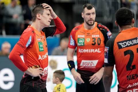 v.li.: Andre Schmid (Andy Schmid, RNL, 2), Gedeon Guardiola (RNL, 30), Mads Mensah Larsen (RNL, 22), enttäuscht über die Niederlage, Enttäuschung nach dem Schlusspfiff, Highlight, Verlierer, verloren, Frustration, disappointed, pessimistisch, Handball, Champions League, Rhein-Neckar Löwen - RK Vardar Skopje,