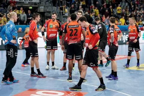 v.li.: Spieler der Rhein-Neckar-Löwen, enttäuscht über die Niederlage, Enttäuschung nach dem Schlusspfiff, Highlight, Verlierer, verloren, Frustration, disappointed, pessimistisch, Handball, Champions League, Rhein-Neckar Löwen - RK Vardar Skopje,