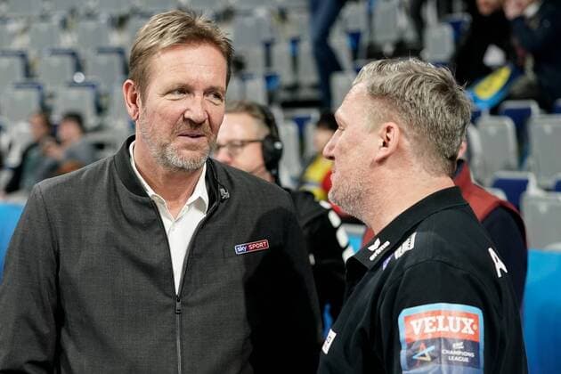 v.li.: Martin Schwalb (Experte, Sky TV, Fernsehen) im Gespräch mit Nikolaj Jacobsen (Trainer, Cheftrainer, RNL), Handball, Champions League, Rhein-Neckar Löwen - RK Vardar Skopje,