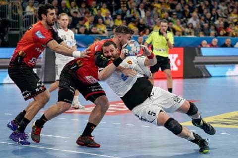 v.li.: Ilija Abutovic (RNL, 20), Jannik Kohlbacher (RNL, 80), Stojanche Stoilov (Skopje, 5), Zweikampf, Spielszene, Duell, duel, tackle, tackling, Dynamik, Action, Aktion, Handball, Champions League, Rhein-Neckar Löwen - RK Vardar Skopje,