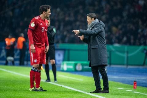 Sport Bilder des Tages 06.02.2019, xkvx, Fussball DFB Pokal, Hertha BSC Berlin - FC Bayern München emspor, v.l. Mats Hummels (FCB - FC Bayern Muenchen) Trainer Niko Kovac (FCB - FC Bayern Muenchen) gibt Anweisung, gestikuliert, mit den Armen gestikulieren, gives instructions, gesticulate (DFL DFB REGULATIONS PROHIBIT ANY USE OF PHOTOGRAPHS as IMAGE SEQUENCES and or QUASI-VIDEO) Olympiastadion