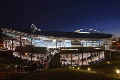 Fußball-DFB-Pokal 2018 2019, Achtelfinale, RB Leipzig vs. VfL Wolfsburg (06.02.2019) Blick in die mit Flutlicht erleuchtete Red-Bull-Arena vor dem DFB-Pokal-Achtelfinale RB Leipzig gegen VfL Wolfsburg am 06.02.2019 in Leipzig. Links laufen Fans ins Stadion. Leipzig Sachsen Deutschland Red-Bull-Arena Leipzig *** Football DFB Cup 2018 2019 Round of sixteen RB Leipzig vs. VfL Wolfsburg 06 02 2019 View into the floodlit Red Bull Arena in front of the DFB Cup Round of sixteen RB Leipzig vs. VfL Wolfsburg on 06 02 2019 in Leipzig Links fans are running into the stadium Leipzig Saxony Germany Red Bull Arena Leipzig