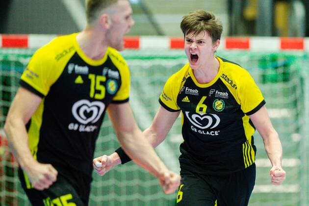 190207 Sävehofs William Bogojevic och Oskar Sunnefeldt jublar under handbollsmatchen i Handbollsligan mellan Sävehof och Hammarby den 7 februari 2019 i Partille. Copyright: MICHAELxERICHSEN BB190207MI001
