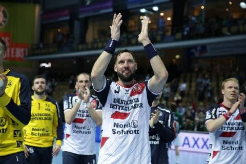 Deutschland,Wetzlar, Rittal-Arena, 07.02.2019, Handball,1. DKB Bundesliga, 20. Spieltag, HSG Wetzlar - SG Flensburg Handewitt Bild: vo.Tobias Karlsson (SG Flensburg-Handewitt, 3) jubelt zu den mitgereisten Fans Copyright: HMBxMedia ThomasxJäger