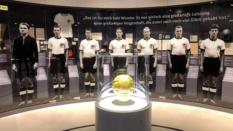 Sport Themen der Woche KW06 Sport Bilder des Tages Weltmeisterelf von 1954 mit dem original Spielball des Finales Wunder von Bern in der Ausstellung des Deutschen Fußballmuseum in Dortmund - 08.02.2019: Deutsches Fußballmuseum in Dortmund DISCLAIMER: DFL regulations prohibit any use of photographs as image sequences and or quasi-video. *** World Championelf of 1954 with the original match ball of the final Wunder von Bern in the exhibition of the German Football Museum in Dortmund 08 02 2019 German Football Museum in Dortmund DISCLAIMER DFL regulations prohibit any use of photographs as image sequences and or quasi video