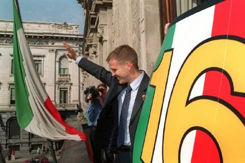 OLIVER BIERHOFF SALUTA I TIFOSI, CELEBRATION SCUDETTO CAMPIONATO 1998-1999 STAGIONE 1998-99 MILAN PREMIAZIONE SCUDETTO A PALAZZO MARINO