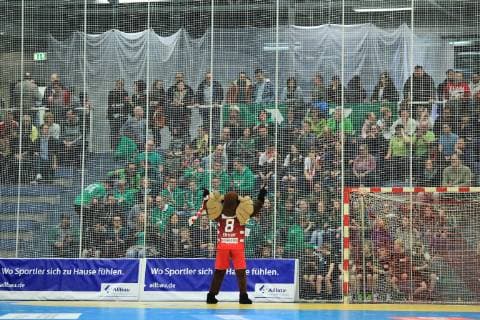 Das Maskottchen der TUSEM Essen feuert die Fans an beim Spiel TUSEM Essen vs. Dessau-Rosslauer HV, Handball, 2. Bundesliga, 08.02.2019 TUSEM Essen vs. Dessau-Rosslauer HV, Handball, 2. Bundesliga, 08.02.2019 Essen Copyright: xEIBNER MarioxHommesx EP_MHS
