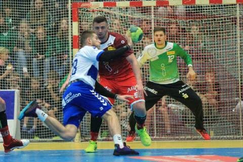 Johannes Wasielewski (Dessau-Rosslau 18) laeuft das Tor an, Dennis Szczesny (Essen 22) lauert auf ihn beim Spiel TUSEM Essen vs. Dessau-Rosslauer HV, Handball, 2. Bundesliga, 08.02.2019 TUSEM Essen vs. Dessau-Rosslauer HV, Handball, 2. Bundesliga, 08.02.2019 Essen Copyright: xEIBNER MarioxHommesx EP_MHS