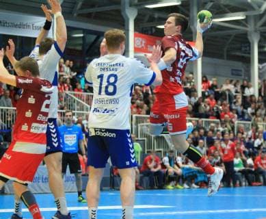 Justin Mueller (Essen 25) springt zum Wurf, Johannes Wasielewski (Dessau-Rosslau 18) geht nicht richtig zum Block beim Spiel TUSEM Essen vs. Dessau-Rosslauer HV, Handball, 2. Bundesliga, 08.02.2019 TUSEM Essen vs. Dessau-Rosslauer HV, Handball, 2. Bundesliga, 08.02.2019 Essen Copyright: xEIBNER MarioxHommesx EP_MHS