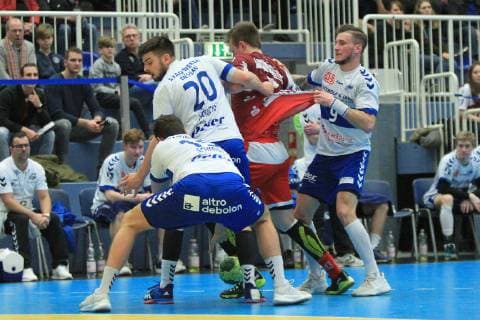 Daniel Schmidt (Dessau-Rosslau 19), Jonas Hoenicke (Dessau-Rosslau 20) und Marek Vanco (Dessau-Rosslau 9) blocken einen Angriff von Luca Witzke (Essen 7) beim Spiel TUSEM Essen vs. Dessau-Rosslauer HV, Handball, 2. Bundesliga, 08.02.2019 TUSEM Essen vs. Dessau-Rosslauer HV, Handball, 2. Bundesliga, 08.02.2019 Essen Copyright: xEIBNER MarioxHommesx EP_MHS
