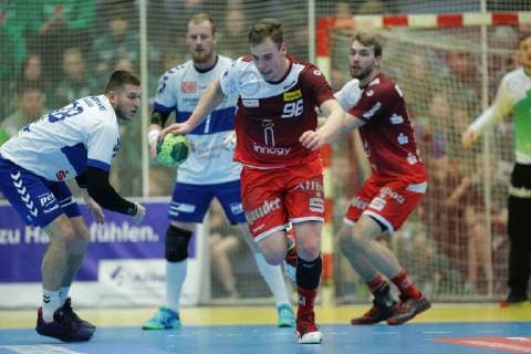 v.l. Daniel Zele (Dessau-Rosslau 28) und Libor Hanisch (Dessau-Rosslau 7) haben den Ball an Tim Zechel (Essen 96) verloren der auf das gegnerische Tor stuermt beim Spiel TUSEM Essen vs. Dessau-Rosslauer HV, Handball, 2. Bundesliga, 08.02.2019 TUSEM Essen vs. Dessau-Rosslauer HV, Handball, 2. Bundesliga, 08.02.2019 Essen Copyright: xEIBNER MarioxHommesx EP_MHS