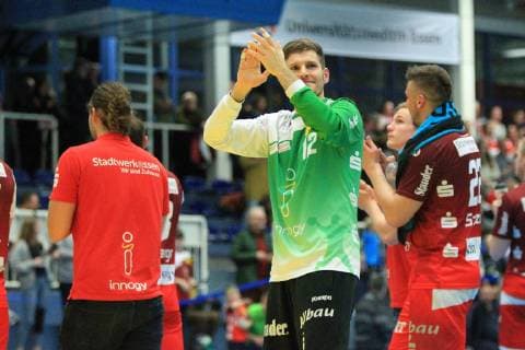 Sebastian Bliss (Essen 12) klatscht den Fans Beifall beim Spiel TUSEM Essen vs. Dessau-Rosslauer HV, Handball, 2. Bundesliga, 08.02.2019 TUSEM Essen vs. Dessau-Rosslauer HV, Handball, 2. Bundesliga, 08.02.2019 Essen Copyright: xEIBNER MarioxHommesx EP_MHS