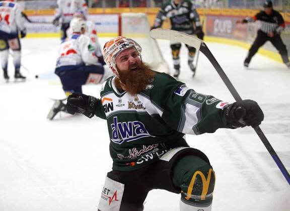 Sport Themen der Woche KW06 Sport Bilder des Tages 08.02.2019, Deutschland, Bietigheim, Eishockey DEL2 SC Bietigheim Steelers vs. Heilbronner Falken: Jubel nach dem 1:1 Tor, Torschütze Shawn Weller (Steelers) *** 08 02 2019 Germany Bietigheim Ice Hockey DEL2 SC Bietigheim Steelers vs Heilbronner Falken Jubel nach dem 1 1 Tor Tor Torschütze Shawn Weller Steelers