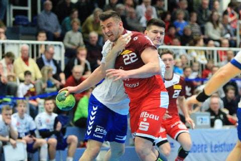 v. li. im Zweikampf Dennis Szczesny (Essen 22) und Philip Jungemann (Dessau-Rosslau 21) beim Spiel TUSEM Essen vs. Dessau-Rosslauer HV, Handball, 2. Bundesliga, 08.02.2019 TUSEM Essen vs. Dessau-Rosslauer HV, Handball, 2. Bundesliga, 08.02.2019 Essen Copyright: xEIBNER MarioxHommesx EP_MHS