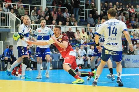 Dennis Szczesny (Essen 22) wirft auf das Tor, Florian Pfeiffer (Dessau-Rosslau 14) kann nur zusehen beim Spiel TUSEM Essen vs. Dessau-Rosslauer HV, Handball, 2. Bundesliga, 08.02.2019 TUSEM Essen vs. Dessau-Rosslauer HV, Handball, 2. Bundesliga, 08.02.2019 Essen Copyright: xEIBNER MarioxHommesx EP_MHS