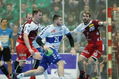 Tim Zechel (Essen 96) und Malte Seidel (Essen 28) blocken den Angriff von Daniel Zele (Dessau-Rosslau 28) beim Spiel TUSEM Essen vs. Dessau-Rosslauer HV, Handball, 2. Bundesliga, 08.02.2019 TUSEM Essen vs. Dessau-Rosslauer HV, Handball, 2. Bundesliga, 08.02.2019 Essen Copyright: xEIBNER MarioxHommesx EP_MHS
