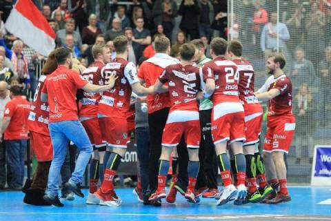 Die Spieler von TUSEM Essen feiern ausgelassen nach dem Spiel beim Spiel TUSEM Essen vs. Dessau-Rosslauer HV, Handball, 2. Bundesliga, 08.02.2019 TUSEM Essen vs. Dessau-Rosslauer HV, Handball, 2. Bundesliga, 08.02.2019 Essen Copyright: xEIBNER MarioxHommesx EP_MHS
