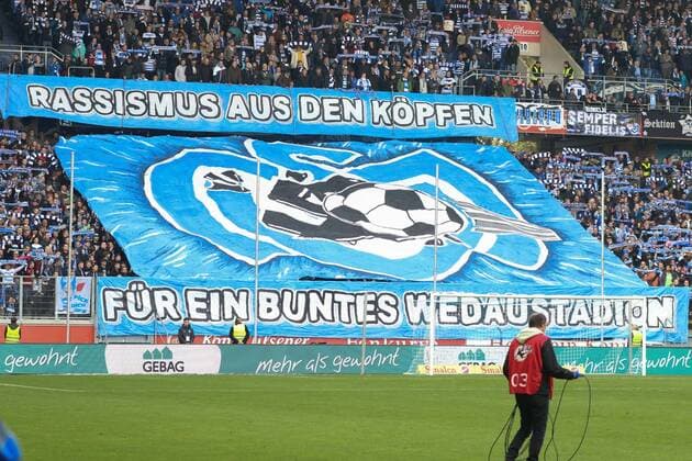 Riesen MSV Duisburg Fan Banner Rassismus aus den Koepfen - Für ein buntes Wedaustadion , Fussball - 3.Liga - MSV Duisburg vs FC Hansa Rostock, Duisburg, Schauinsland Reisen Arena, 22.10.2016, Duisburg Schauinsland Reisen Arena NRW Deutschland