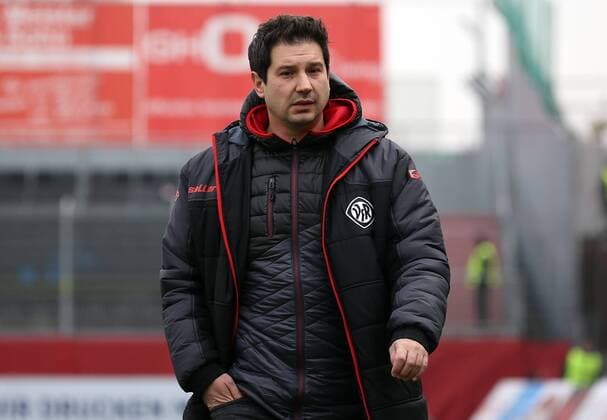 v.li.: Trainer Argirios Giannikis (VfR Aalen), Einzelbild, Fussball, 3. Liga, FC Würzburger Kickers - VfR Aalen, DFL DFB REGULATIONS PROHIBIT ANY USE OF PHOTOGRAPHS AS IMAGE SEQUENCES AND OR QUASI-VIDEO.