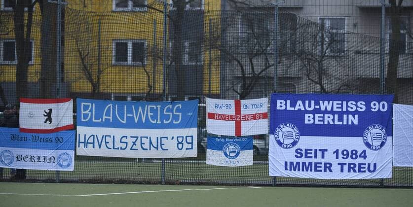 Fußball, Stadiongeschichte Blau-Weiß 90 Berlin Fussball, Herren, Saison 2018 2019, Viertelfinale im Berliner AOK-Landespokal, Blau-Weiß 90 - BFC Dynamo (0:1), Fans von Blau-Weiß, 03.02. 2019, Copyright: xMatthiasxKochx