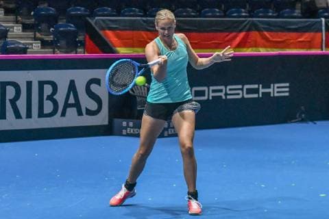 GER, Fed Cup 2019: Auftakt Deutschland vs. Weißrussland in Braunschweig 09.02.2019, Volkswagen Halle, Braunschweig, GER, Fed Cup 2019: Auftakt Deutschland vs. Weißrussland in Braunschweig, im Bild Anna-Lena GroÌˆnefeld (GER), Porsche Team Deutschland beim Vorhandschlag im Aufwaermtraining