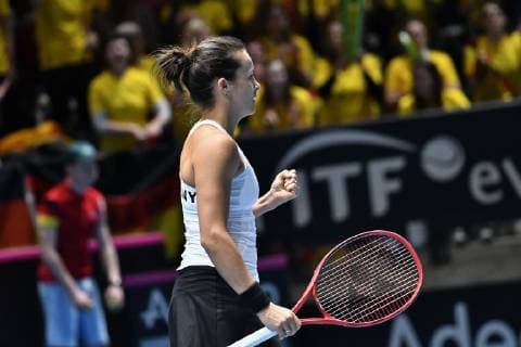 GER, Fed Cup 2019: Auftakt Deutschland vs. Weißrussland in Braunschweig 09.02.2019, Volkswagen Halle, Braunschweig, GER, Fed Cup 2019: Auftakt Deutschland vs. Weißrussland in Braunschweig, im Bild Tatjana Maria (GER), Porsche Team Deutschland zeigt die Faust