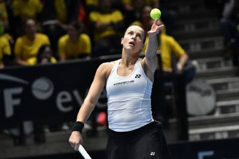GER, Fed Cup 2019: Auftakt Deutschland vs. Weißrussland in Braunschweig 09.02.2019, Volkswagen Halle, Braunschweig, GER, Fed Cup 2019: Auftakt Deutschland vs. Weißrussland in Braunschweig, im Bild Tatjana Maria (GER), Porsche Team Deutschland beim Aufschlag