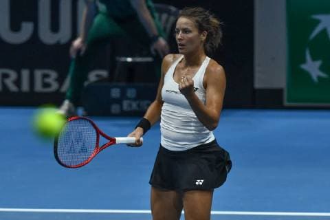 GER, Fed Cup 2019: Auftakt Deutschland vs. Weißrussland in Braunschweig 09.02.2019, Volkswagen Halle, Braunschweig, GER, Fed Cup 2019: Auftakt Deutschland vs. Weißrussland in Braunschweig, im Bild Tatjana Maria (GER), Porsche Team Deutschland zeigt die Faust