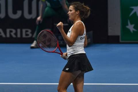 GER, Fed Cup 2019: Auftakt Deutschland vs. Weißrussland in Braunschweig 09.02.2019, Volkswagen Halle, Braunschweig, GER, Fed Cup 2019: Auftakt Deutschland vs. Weißrussland in Braunschweig, im Bild Tatjana Maria (GER), Porsche Team Deutschland zeigt die Faust