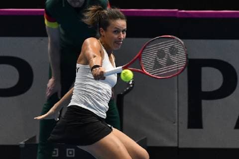 GER, Fed Cup 2019: Auftakt Deutschland vs. Weißrussland in Braunschweig 09.02.2019, Volkswagen Halle, Braunschweig, GER, Fed Cup 2019: Auftakt Deutschland vs. Weißrussland in Braunschweig, im Bild Tatjana Maria (GER), Porsche Team Deutschland beim Rueckhandschlag