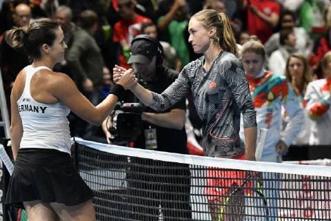 GER, Fed Cup 2019: Auftakt Deutschland vs. Weißrussland in Braunschweig 09.02.2019, Volkswagen Halle, Braunschweig, GER, Fed Cup 2019: Auftakt Deutschland vs. Weißrussland in Braunschweig, im Bild Tatjana Maria (GER), Porsche Team Deutschland und Aliaksandra Sasnovich (BLR) geben sich nach dem Spiel am Netz die Hand