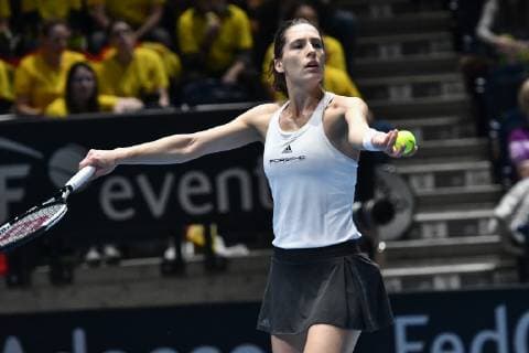 GER, Fed Cup 2019: Auftakt Deutschland vs. Weißrussland in Braunschweig 09.02.2019, Volkswagen Halle, Braunschweig, GER, Fed Cup 2019: Auftakt Deutschland vs. Weißrussland in Braunschweig, im Bild Andrea Petkovic (GER), Porsche Team Deutschland beim Aufschlag