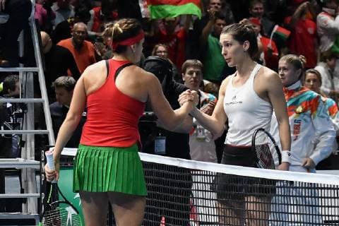 GER, Fed Cup 2019: Auftakt Deutschland vs. Weißrussland in Braunschweig 09.02.2019, Volkswagen Halle, Braunschweig, GER, Fed Cup 2019: Auftakt Deutschland vs. Weißrussland in Braunschweig, im Bild Aryna Sabalenka (BLR) Andrea Petkovic (GER), Porsche Team Deutschland schuetteln sich nach den Spiel am Netz die Haende