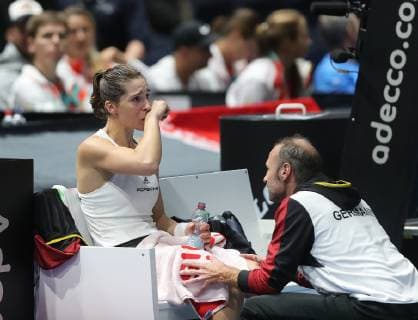 Andrea Petkovic (GER) weint, rechts Teamkapitaen Jens Gerlach (GER)