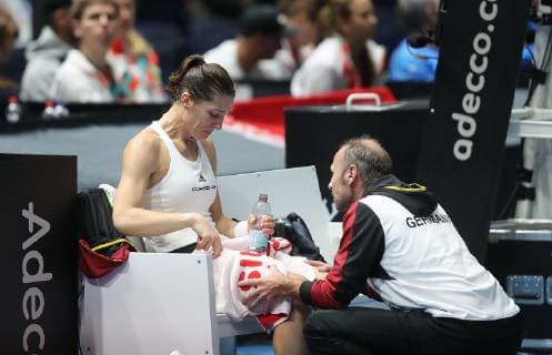 Andrea Petkovic (GER) weint, rechts Teamkapitaen Jens Gerlach (GER)