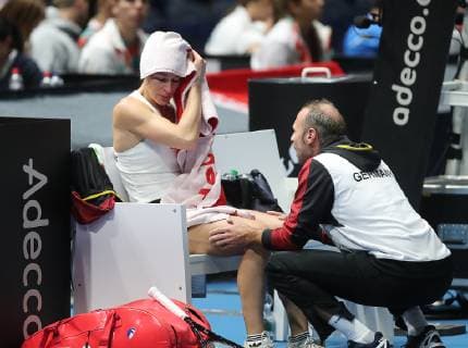 Andrea Petkovic (GER) weint, rechts Teamkapitaen Jens Gerlach (GER)