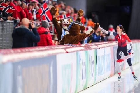 Speed skating Eisschnelllauf - ISU WC Inzell 2019 INZELL,GERMANY,09.FEB.19 - SPEED SKATING - ISU World Single Distances Championships, 5000m, ladies. Image shows the rejoicing of Martina Sablikova (CZE) and fans. GEPAxpictures xJasminxWalter