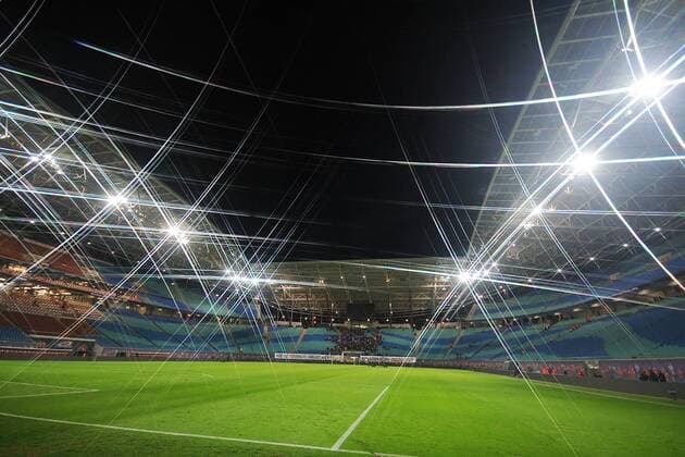Fußball, 1. Bundesliga 2018 2019, 21. Spieltag, Spiel 183, RB Leipzig vs. Eintracht Frankfurt (09.02.2019) Fanprotest bei RB Leipzig. Nach dem Spiel bleiben die RBL-Fans mehr als eine Stunde im Fanblock. Die RBL-Fans fordern im Fanblock mit Sprechchören Oliver Mintzlaff (Geschäftsführer RB Leipzig) zum Gespräch auf. Die Fans protestieren u.a. gegen den Umgang mit einem Fanbetreuer, mangelhafte Kommunikation mit Fanvertretern und fehlende Transparenz in Eintscheidungen, die Fans betreffen. Im Block ist ein Banner Wer viel verspricht, vergisst auch viel ... Wir müssen reden! Dialog jetzt! Leipzig Sachsen Deutschland Red-Bull-Arena Leipzig